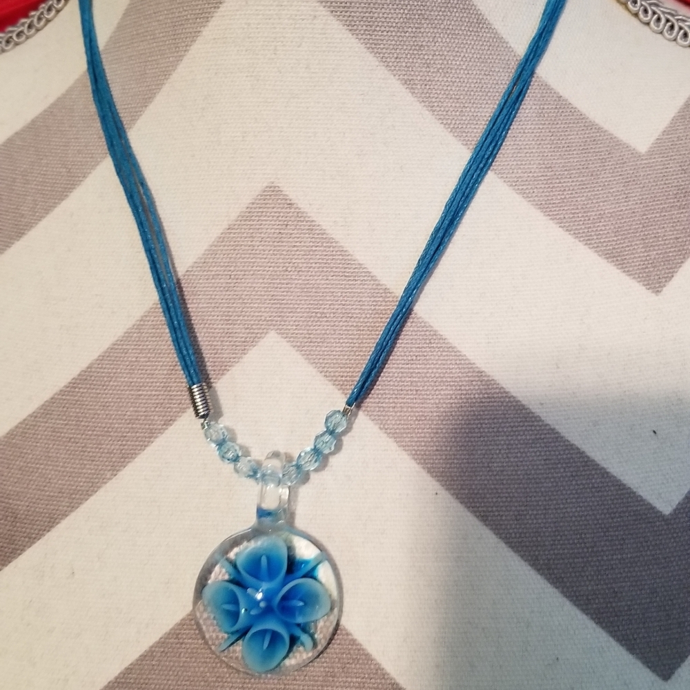 NWT PETALS HAND CRAFTED ART GLASS NECKLACE.